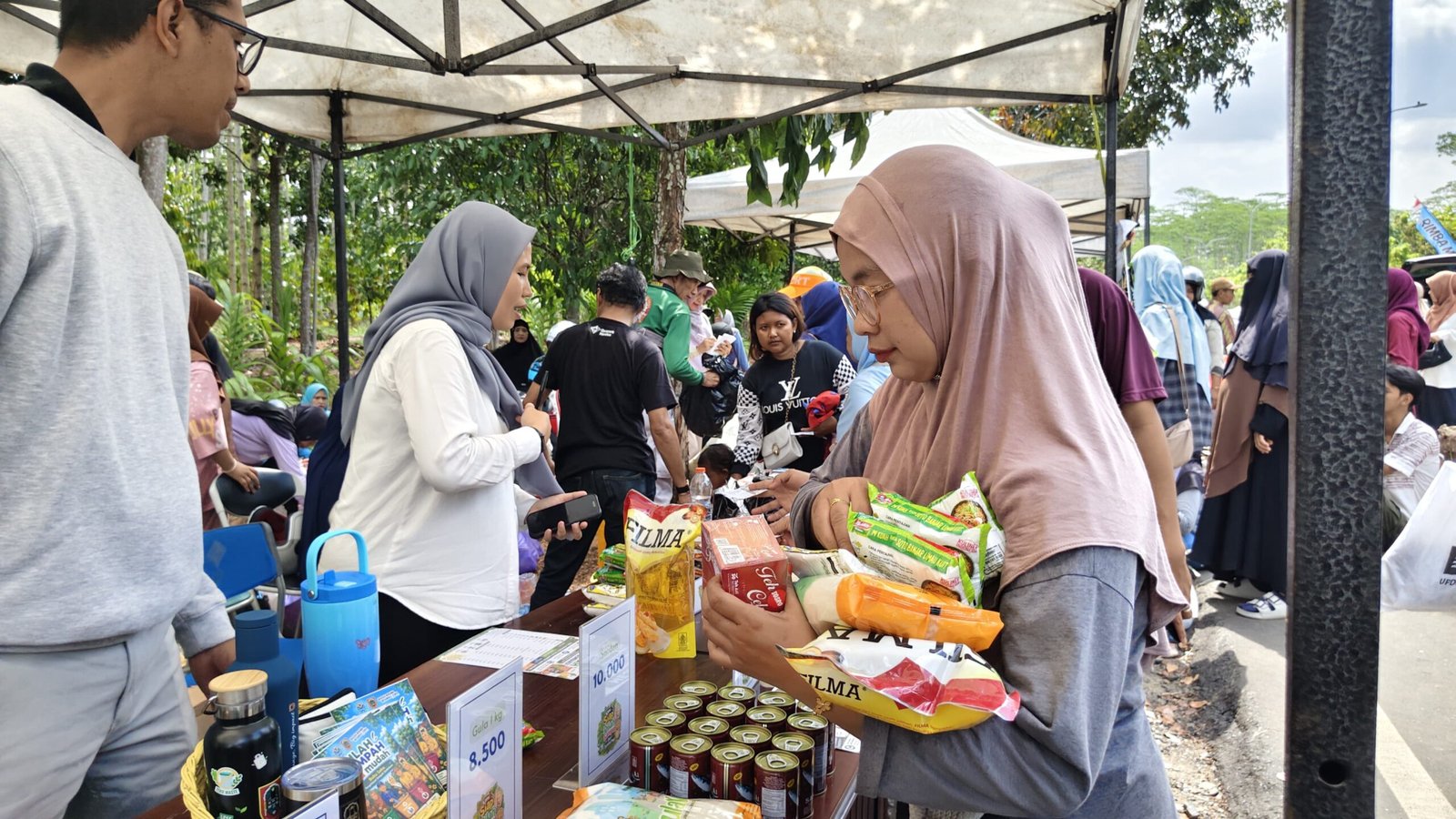 Antusiasme Warga Banjarbaru Tukar Sampah Jadi Sembako di Rimba Mart, Ratusan Kantong Plastik dan Botol Bekas Ludes Ditukar