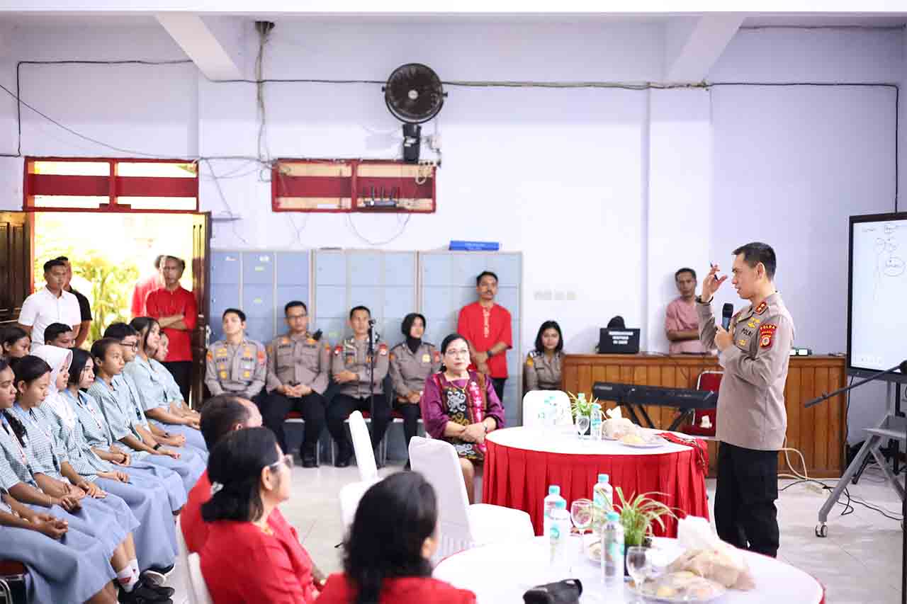 417 Sekolah di Maluku Dikunjungi Program Polisi Mengajar Serentak, Kapolda Langsung Jadi Guru di SMA Negeri 1 Ambon