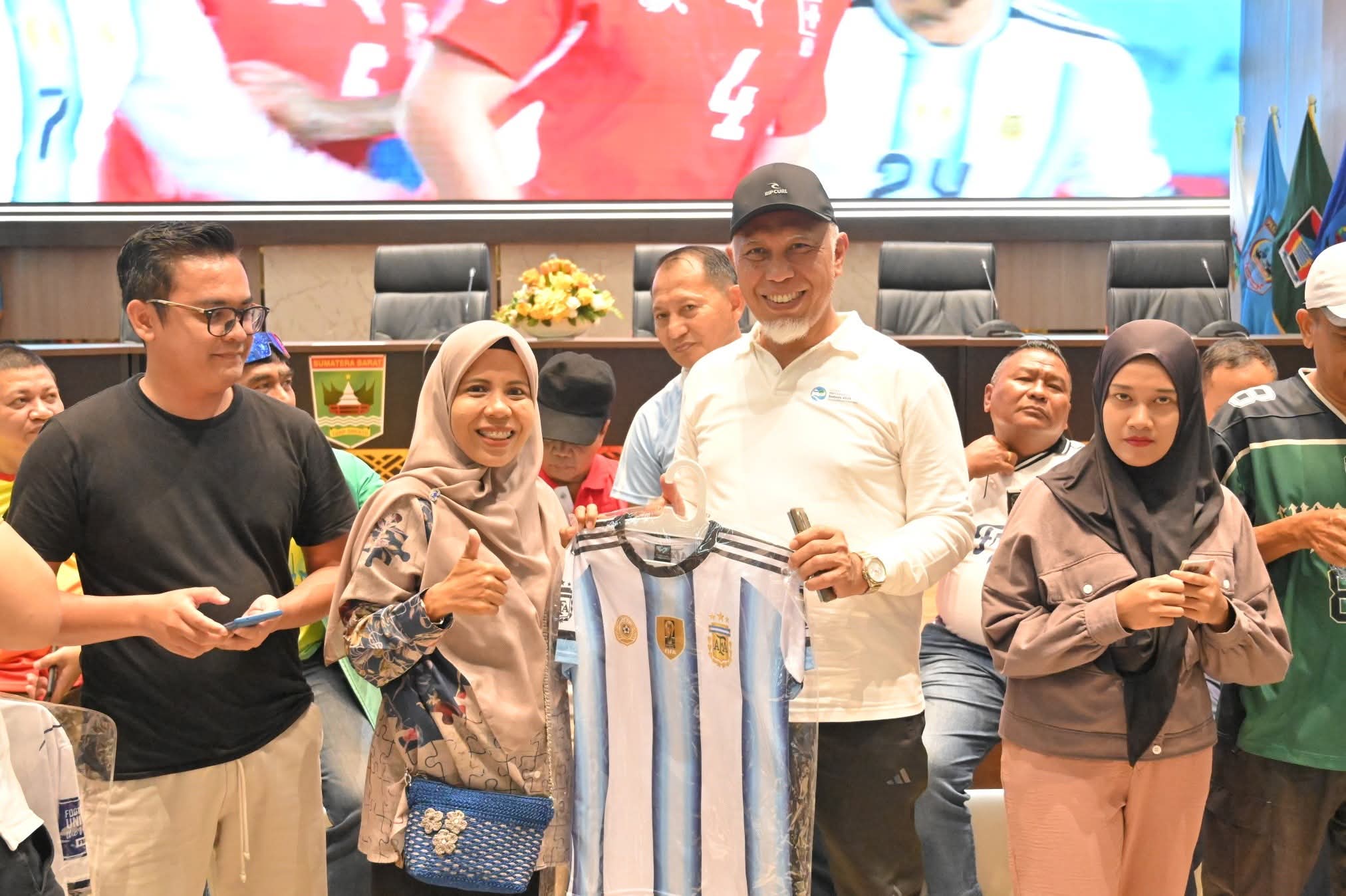 Gubernur Sumbar Mahyeldi Pastikan Pemprov Fasilitasi Nobar Piala Dunia 2026 hingga Final, Ribuan Warga Padati CFD