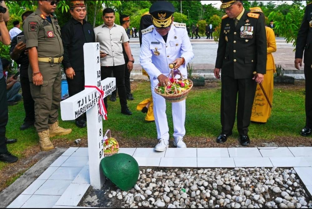 HUT ke-69 Kalteng, Gubernur Agustiar Sabran Pimpin Tabur Bunga di Taman Makam Pahlawan Palangka Raya