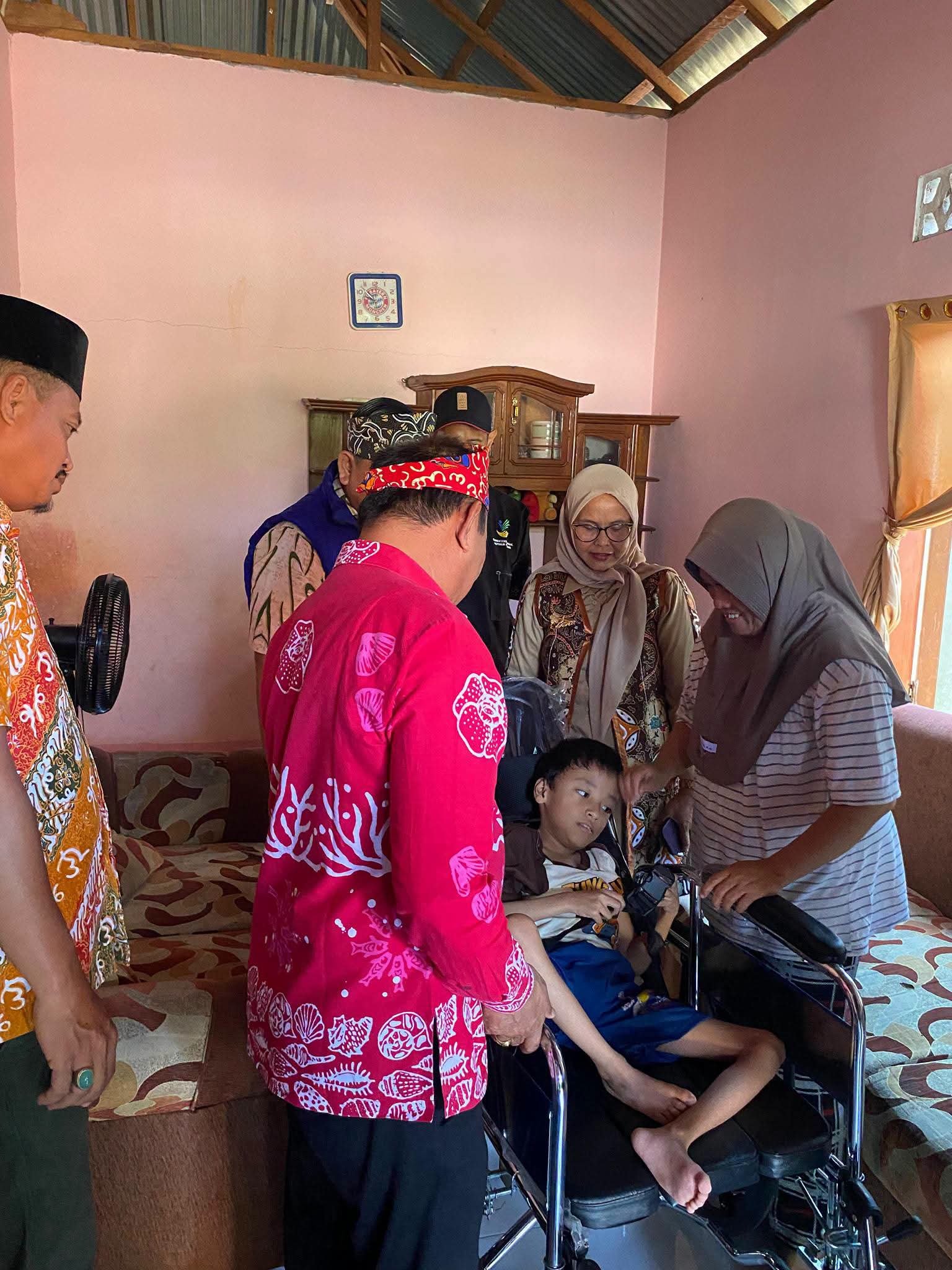 Pemkot Bengkulu Salurkan Kursi Roda ke Lenardo di Kandang Limun, Wujud Sinergi Pusat-Daerah Bantu Disabilitas