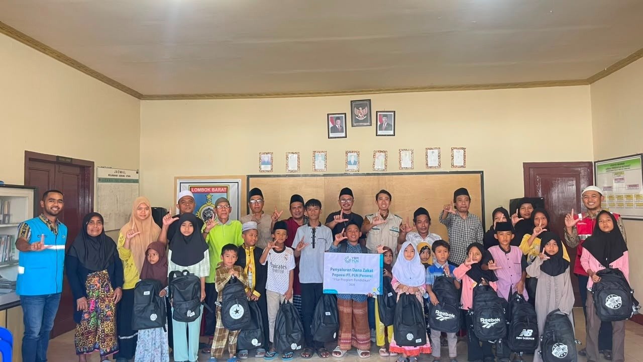 PLN UIW NTB Salurkan Bantuan Pendidikan untuk Puluhan Anak Yatim dan Dhuafa di Lombok Barat Jelang HUT RI ke-81