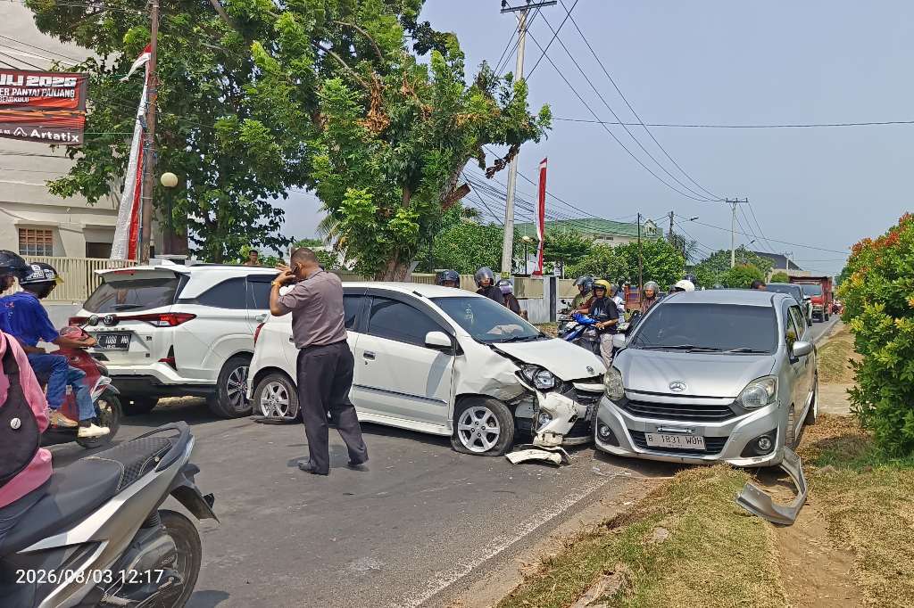 Tabrakan Beruntun di Lampu Merah Dekat Rumah Dinas Kejati Bengkulu, Mobil Guru SDN 5 Ringsek