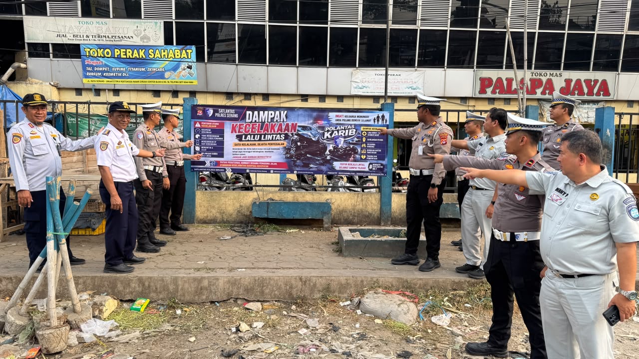 Forum Lalu Lintas Kabupaten Serang Pasang Spanduk Himbauan dan Edukasi Pengendara Motor di Jalan Raya Serang-Tangerang