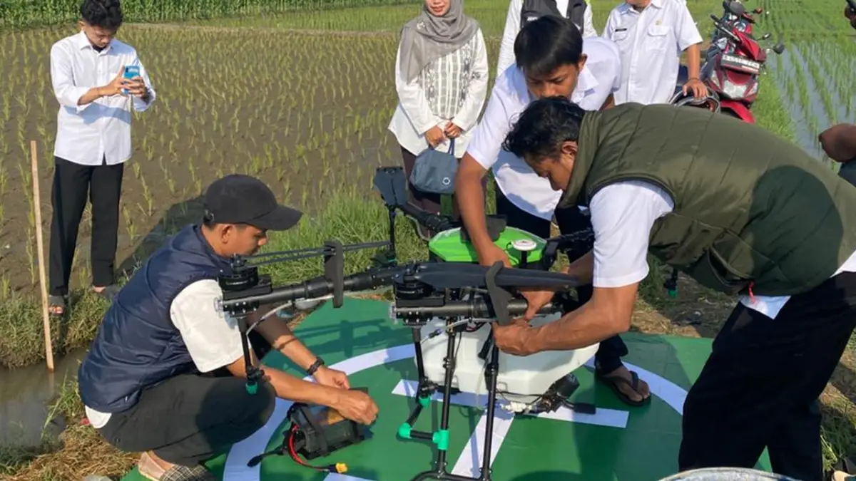 BP Mektan Jabar Uji Coba Drone Semprot Pupuk di Cianjur, Petani Diajak Tinggalkan Metode Manual Demi Efisiensi