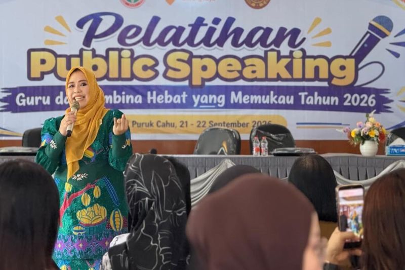 Waket I DPRD Murung Raya Latih Public Speaking 102 Guru dan Pembina Pramuka di Puruk Cahu