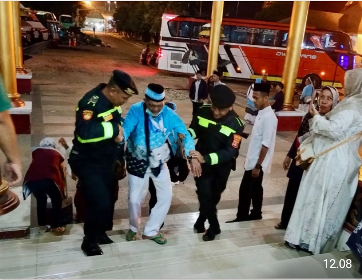 Polres Lampung Tengah Kawal Pemulangan 153 Jamaah Haji Kloter 9, Anggota Samapta Gotong Lansia Naik Tangga