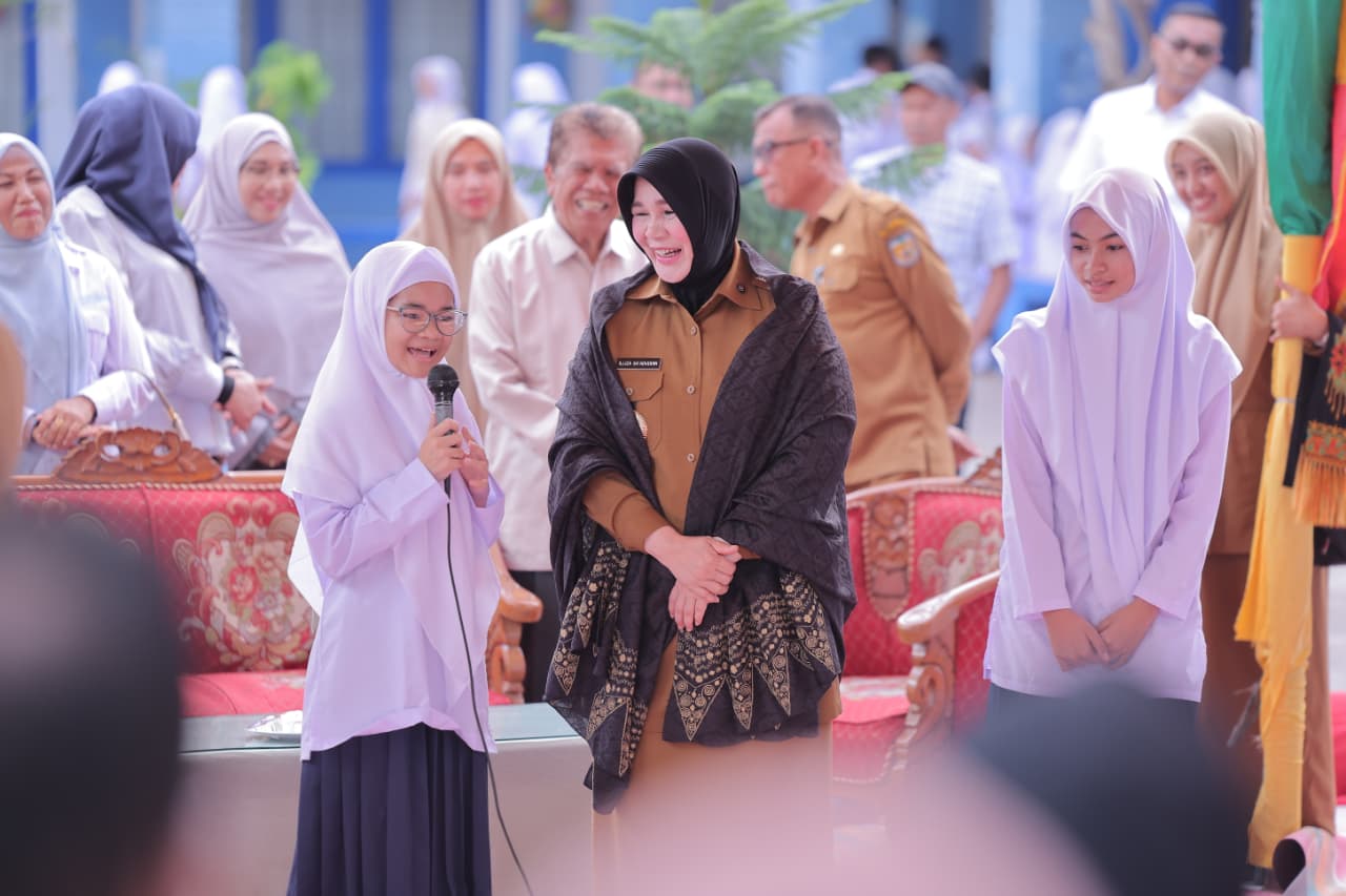 Wali Kota Banda Aceh Dorong Gerakan Ayah Antar Anak di Hari Pertama MPLS, Kunjungi Tiga Sekolah