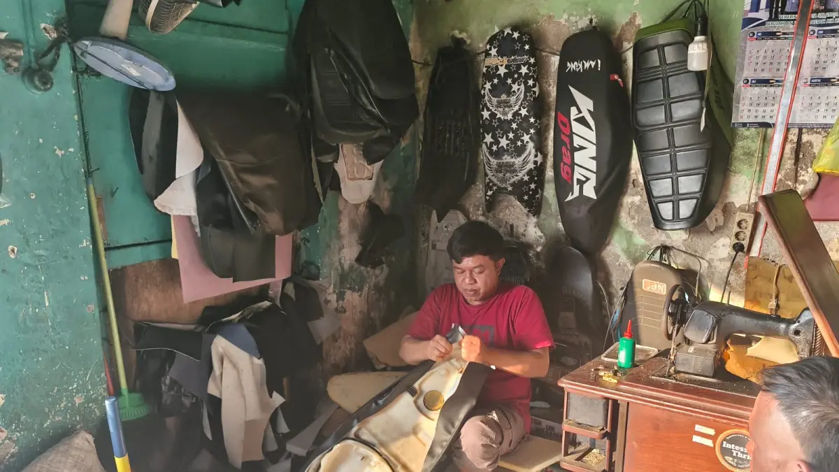 Subagyo di Pinggir Jalan Bungur Salatiga Sulap Jok Motor Jadi Lebih Nyaman, Tak Sekadar Ganti Kulit Sobek