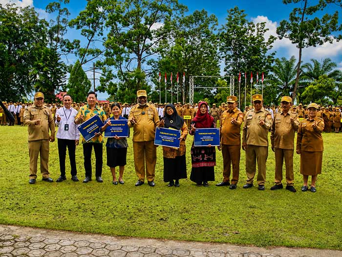 Wali Kota Jayapura Serahkan SK Pensiun dan Santunan THT ke Lima ASN, Apresiasi Dedikasi Puluhan Tahun