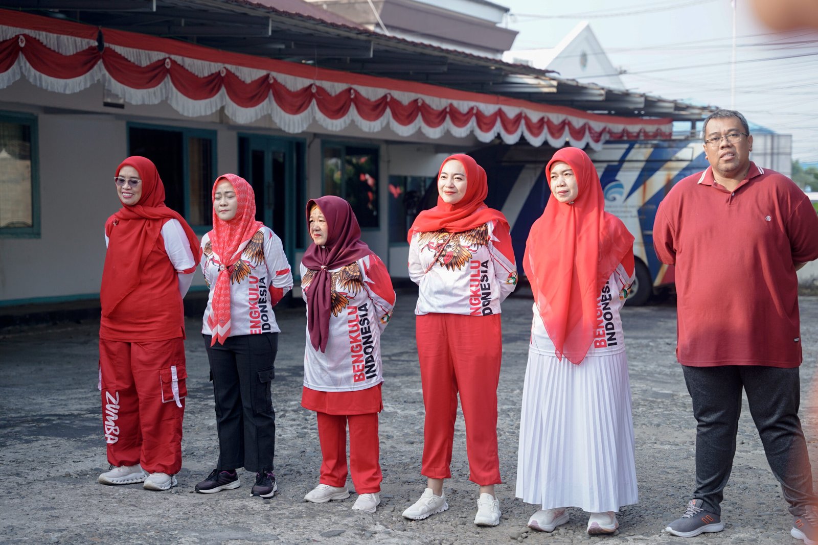 Asisten II Pemprov Bengkulu Buka Gebyar Kemerdekaan di Dinas Kominfotik, Ada Lomba Makan Biskuit dari Kening