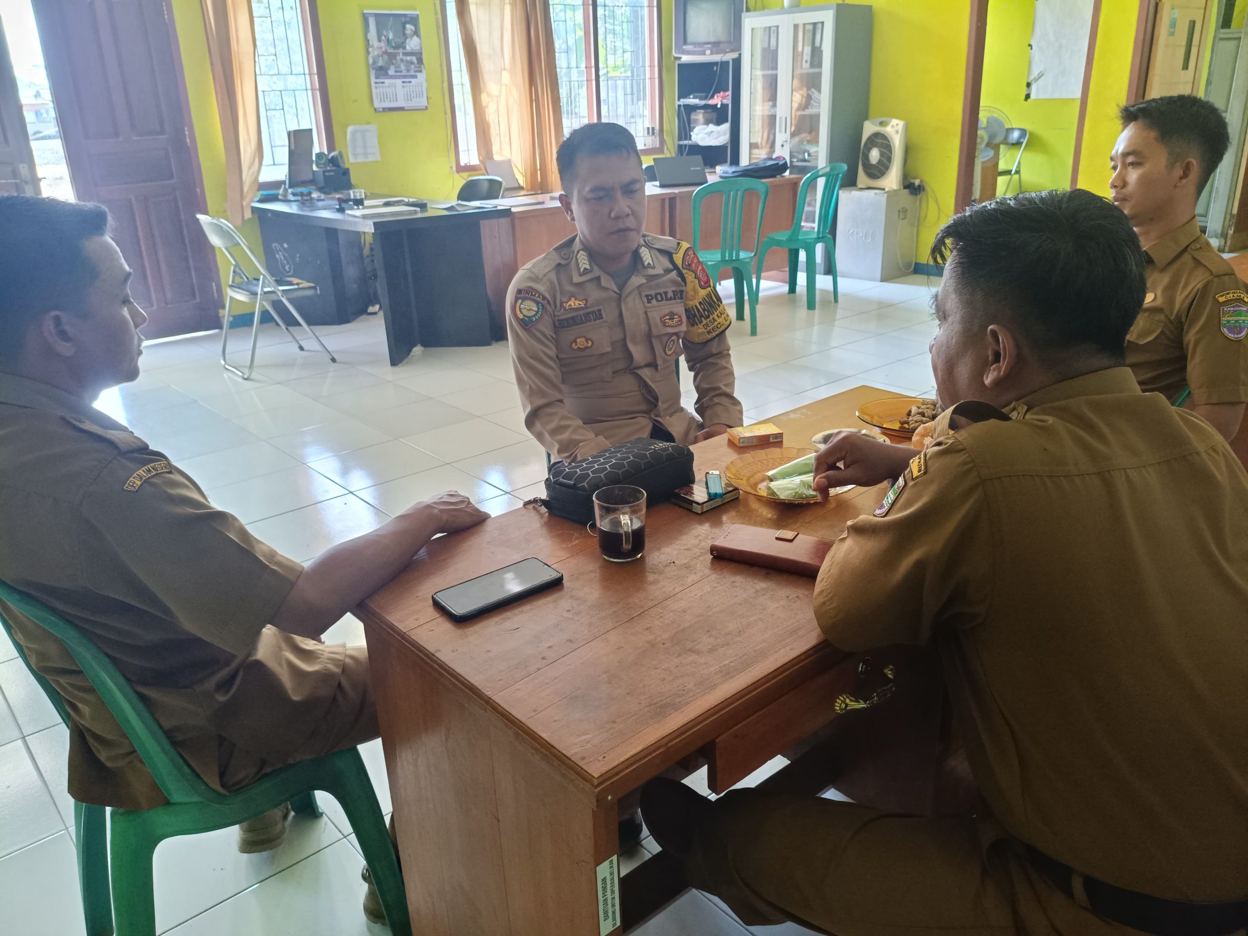 Bripka Dedi Hendriansyah Sambangi Kantor Desa Kalapasawit di Ciamis, Perkuat Sinergitas Antisipasi Gangguan Kamtibmas Jelang Libur Panjang