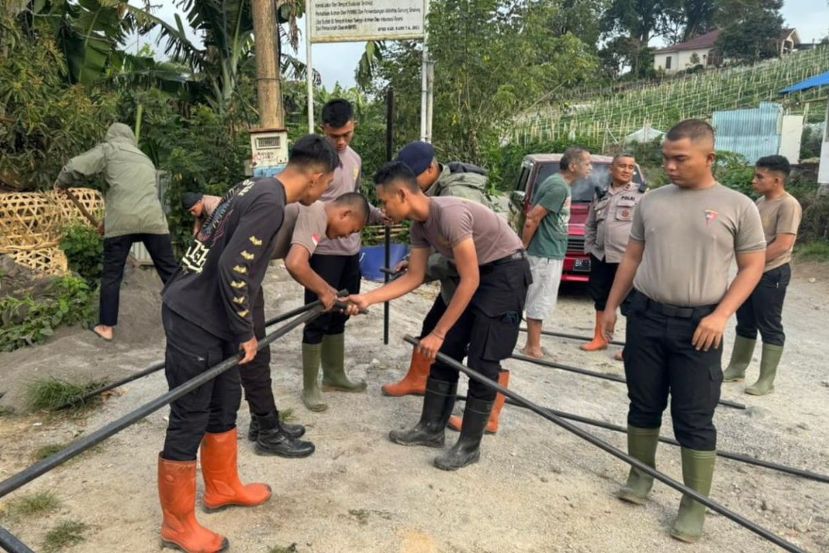 100 Personel Brimob Sumut Siaga di Kaki Gunung Sinabung, Dikerahkan ke Dua Posko Usai Status Naik ke Level III
