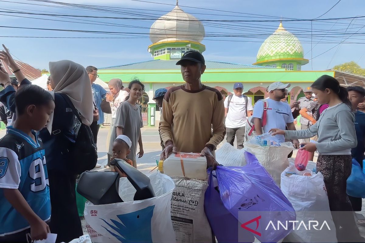 DLH Kalsel dan Insan Pers Gelar Green Action di Banjar, 600 Bibit Pohon Ditanam hingga Sampah Ditukar Sembako