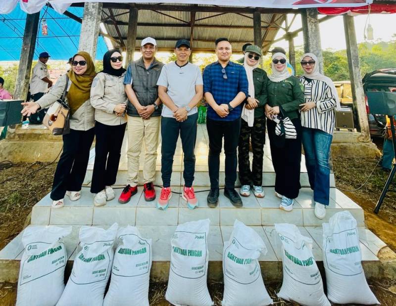 Bupati Konawe Yusran Akbar Salurkan 21,57 Ton Beras CPP di Routa, 32.861 Keluarga Terima Bantuan 30 Kg