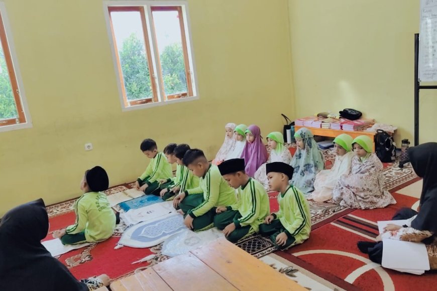 SD Akhlak Cendekia Muslim Sijunjung Padukan Salat Dhuha Berjamaah dan Literasi di Saung Edukasi