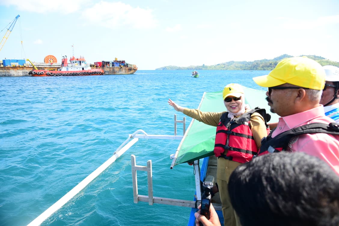 Wagub Gorontalo Tinjau Langsung Pemasangan Kabel Listrik Bawah Laut ke Pulau Dudepo, Target Layani 1.400 Jiwa