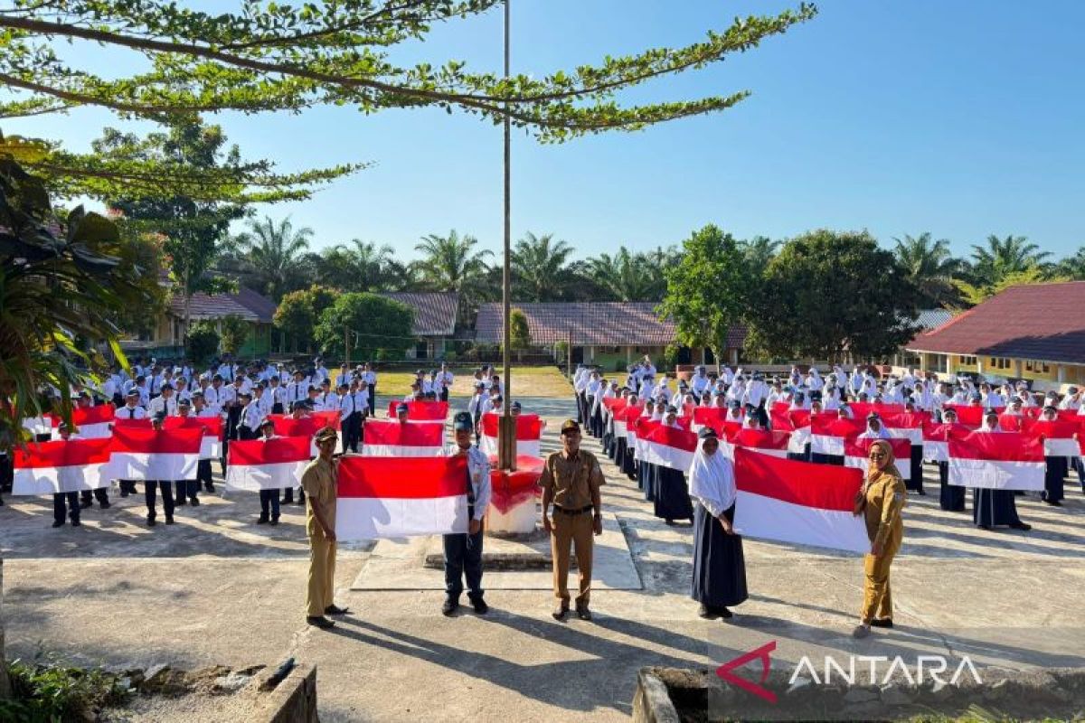 Kesbangpol Bangka Selatan Bagikan Ribuan Bendera Merah Putih ke Sekolah Jelang HUT ke-81 RI
