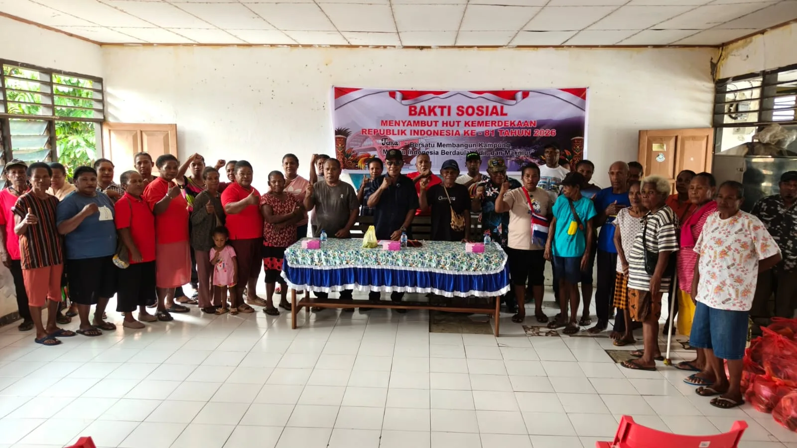 Ondofolo Kampung Yoka Bagikan Sembako ke Warga Sambut HUT RI ke-81, Imbau Generasi Muda Jaga Keamanan Jayapura