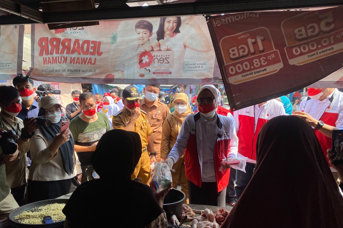 PMI Lampung dan Pemkab Lamsel Bagikan 10.000 Masker ke Pedagang Pasar Inpres Kalianda Antisipasi Abu Vulkanik Anak Krakatau