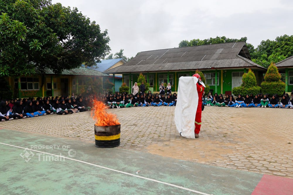 PT TIMAH Latih Santri Darul Furqan di Kundur Barat Hadapi Kebakaran, Simulasi Padamkan Api Pakai APAR