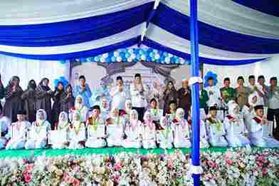 Bupati Muba Teken Langsung Sertifikat 4 Santri TPA Nurul Ilmi yang Khatam 30 Juz Al-Qur’an di Milad ke-17