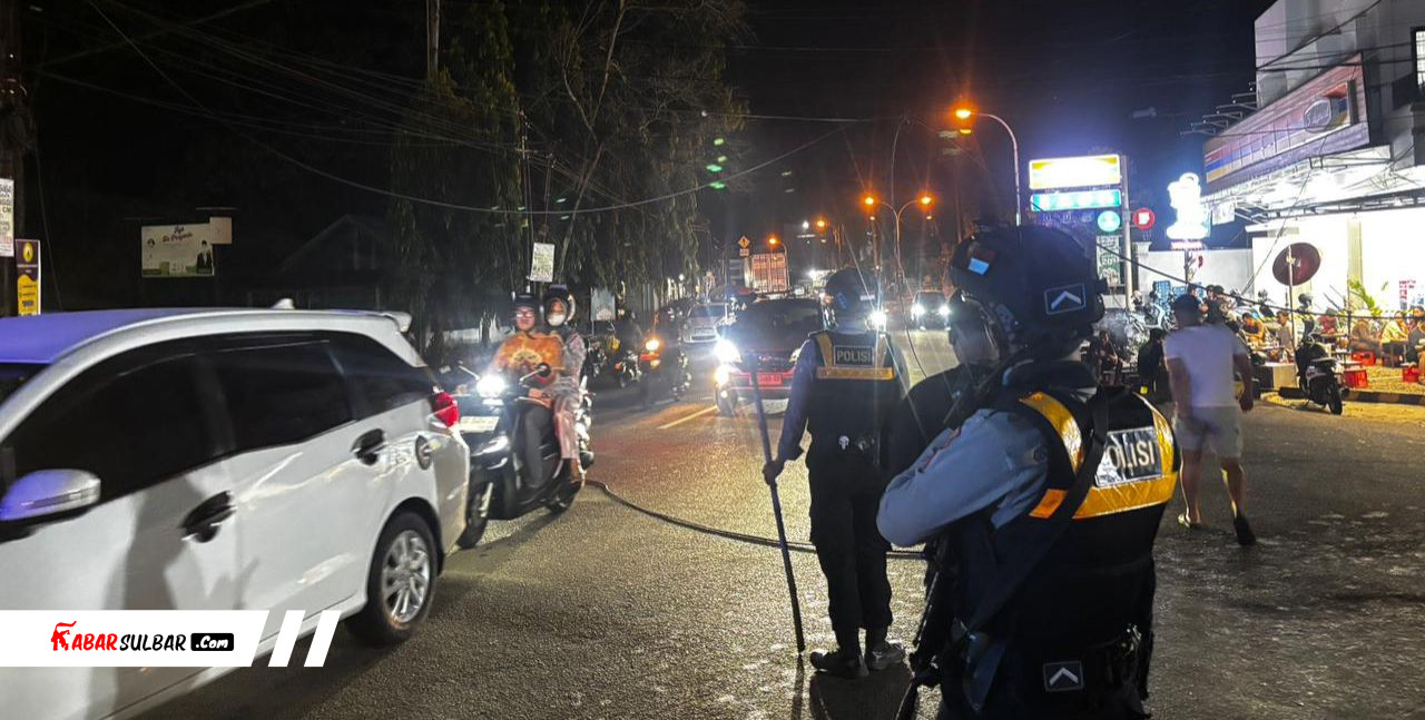 Kabel Putus Tersangkut Truk Kontainer di Simpang 4 Taman Karema Mamuju, Tim Patmor Polresta Bergerak Atasi Kemacetan