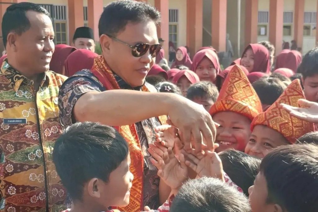 Bupati Lebong Azhari Bagikan Ratusan Seragam Sekolah Gratis ke SD dan SMP, Target Ringankan Beban Warga