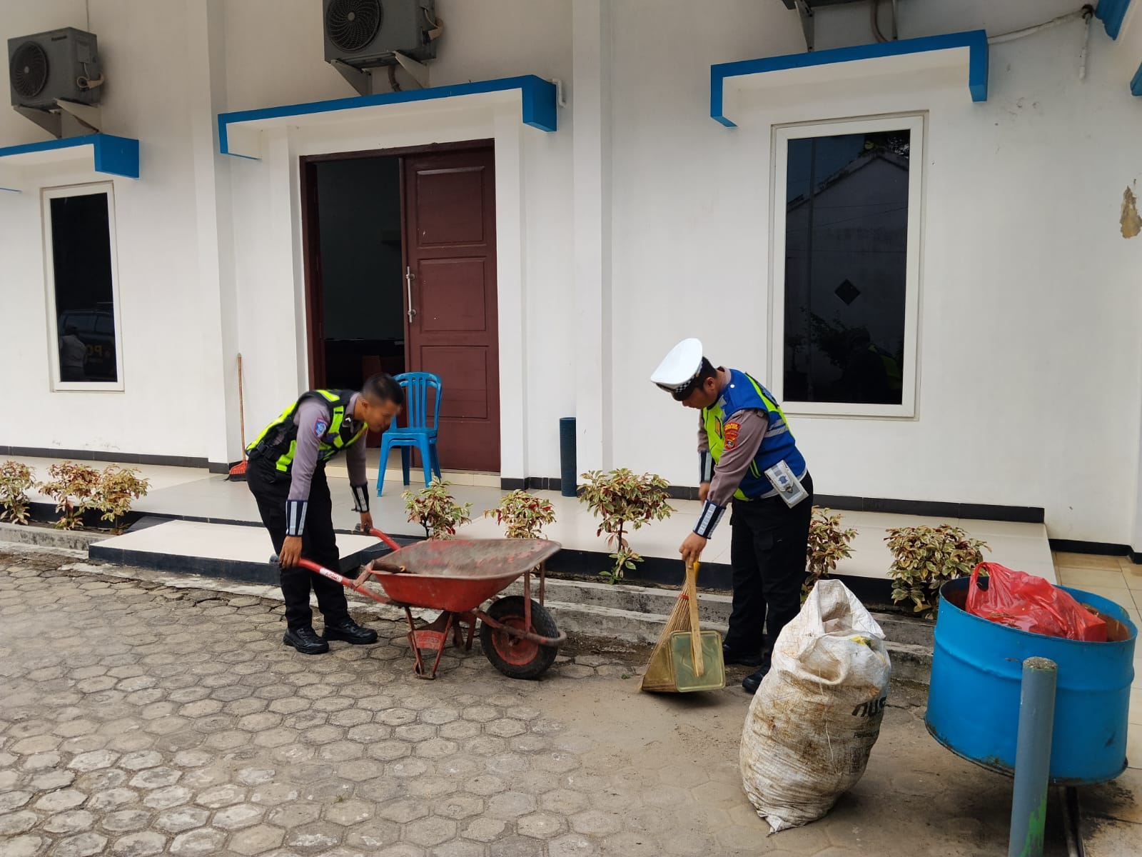 Satlantas Polres Lampung Utara Bersihkan 6 Tempat Ibadah Sambut Hari Bhayangkara ke-80, dari Masjid hingga Vihara