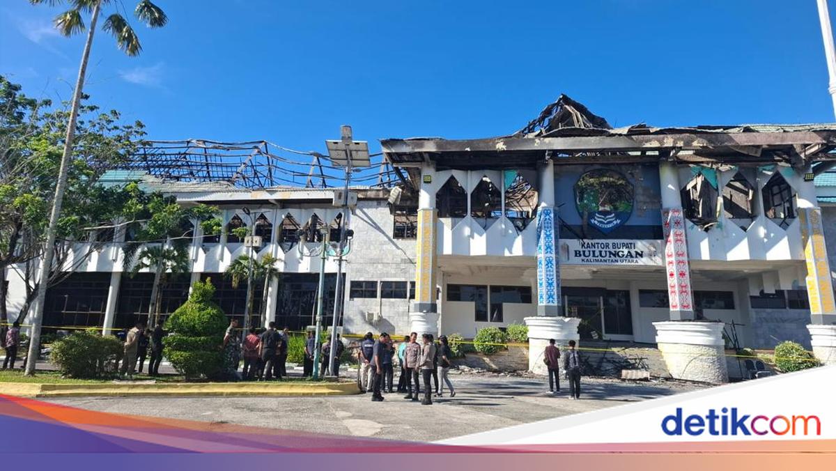 Kebakaran Kantor Bupati Bulungan, Atap Gedung Utama Runtuh Total dan Papan Nama Jadi Saksi