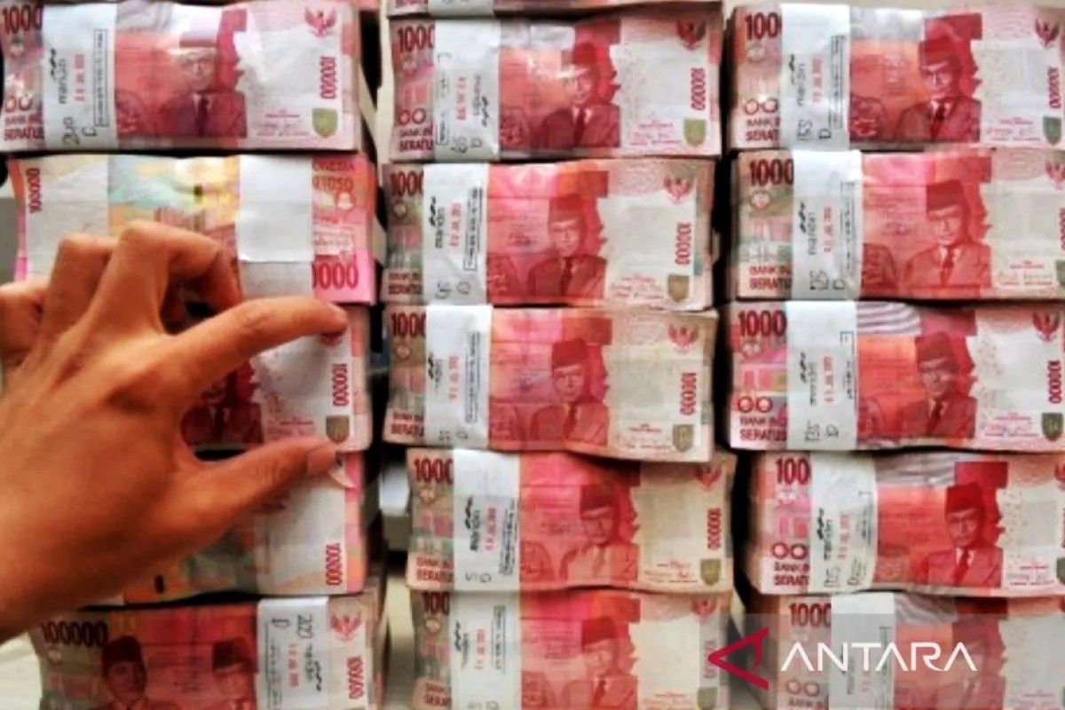 Rupiah Melemah 21 Poin ke Rp17.903 per Dolar AS, Harga Minyak Tembus 102 Dolar per Barel