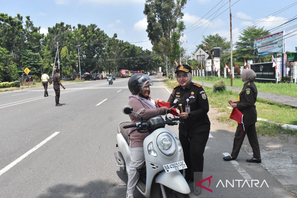 Sambut HUT ke-81 RI, Kejari Pasaman Barat Bagikan 100 Bendera Merah Putih ke Pengendara dan Warga