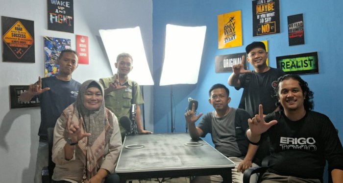 Penasehat PWI Lahat Robiansyah Hibahkan Perlengkapan Podcast untuk Studio Baru Organisasi Wartawan