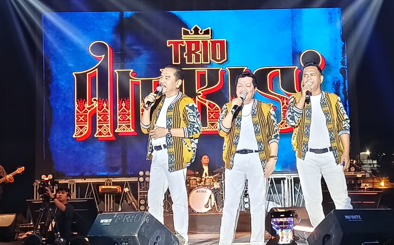 Trio Ambisi Guncang PRSU ke-50 di Medan, Ribuan Penonton Larut Bernyanyi Lagu Batak Lintas Generasi