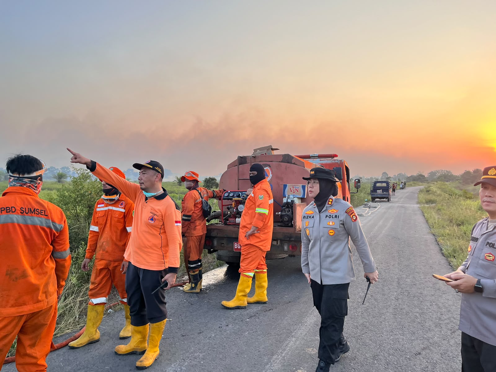 Polres Ogan Ilir Kerahkan Tim Gabungan Padamkan Karhutla di 6 Desa, Kapolres Rizka Aprianti Terjun Langsung ke Lapangan