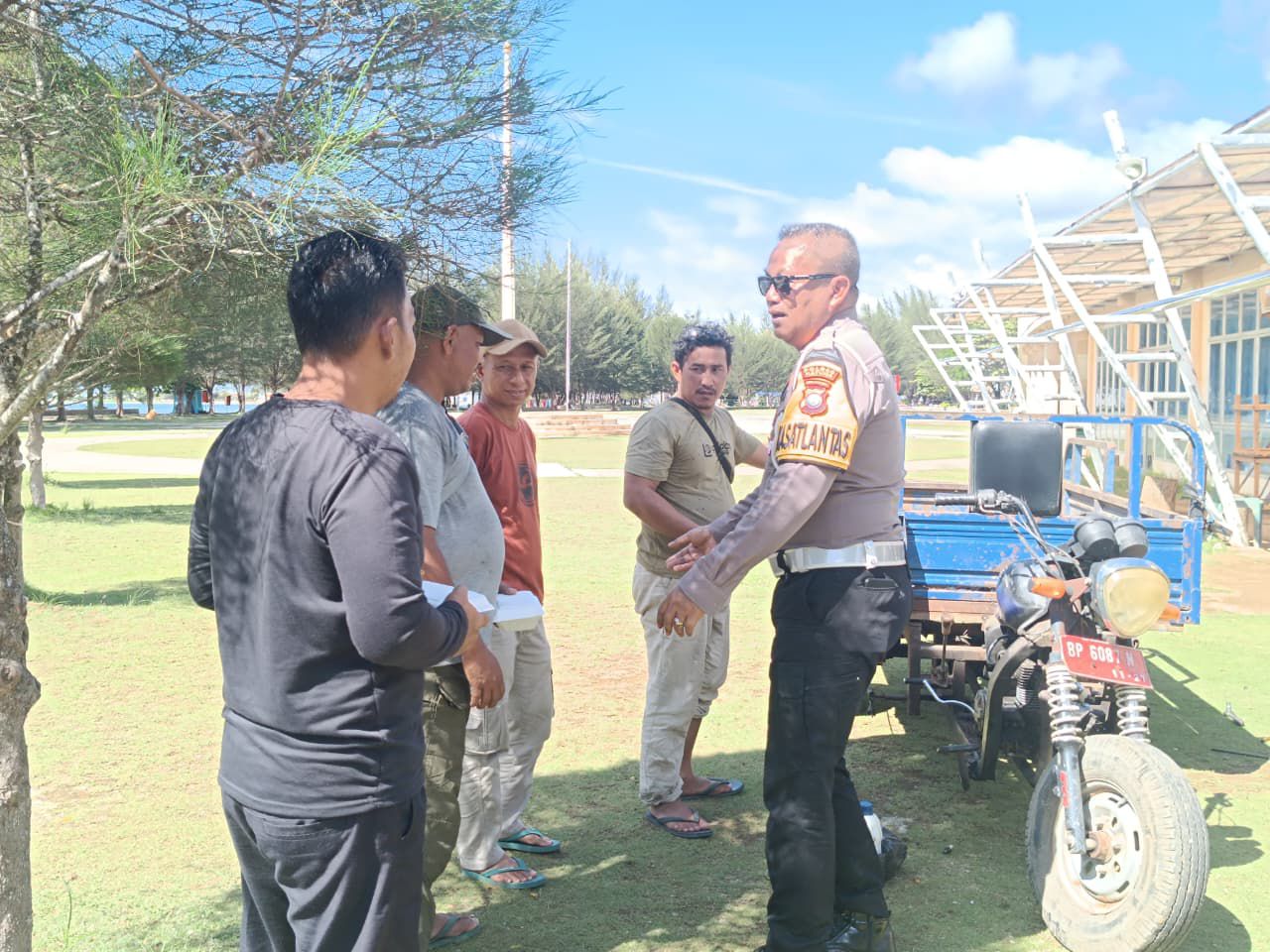 Satlantas Polres Natuna Bagikan 50 Nasi Kotak di Pantai Piwang Sambut Hari Bhayangkara ke-80