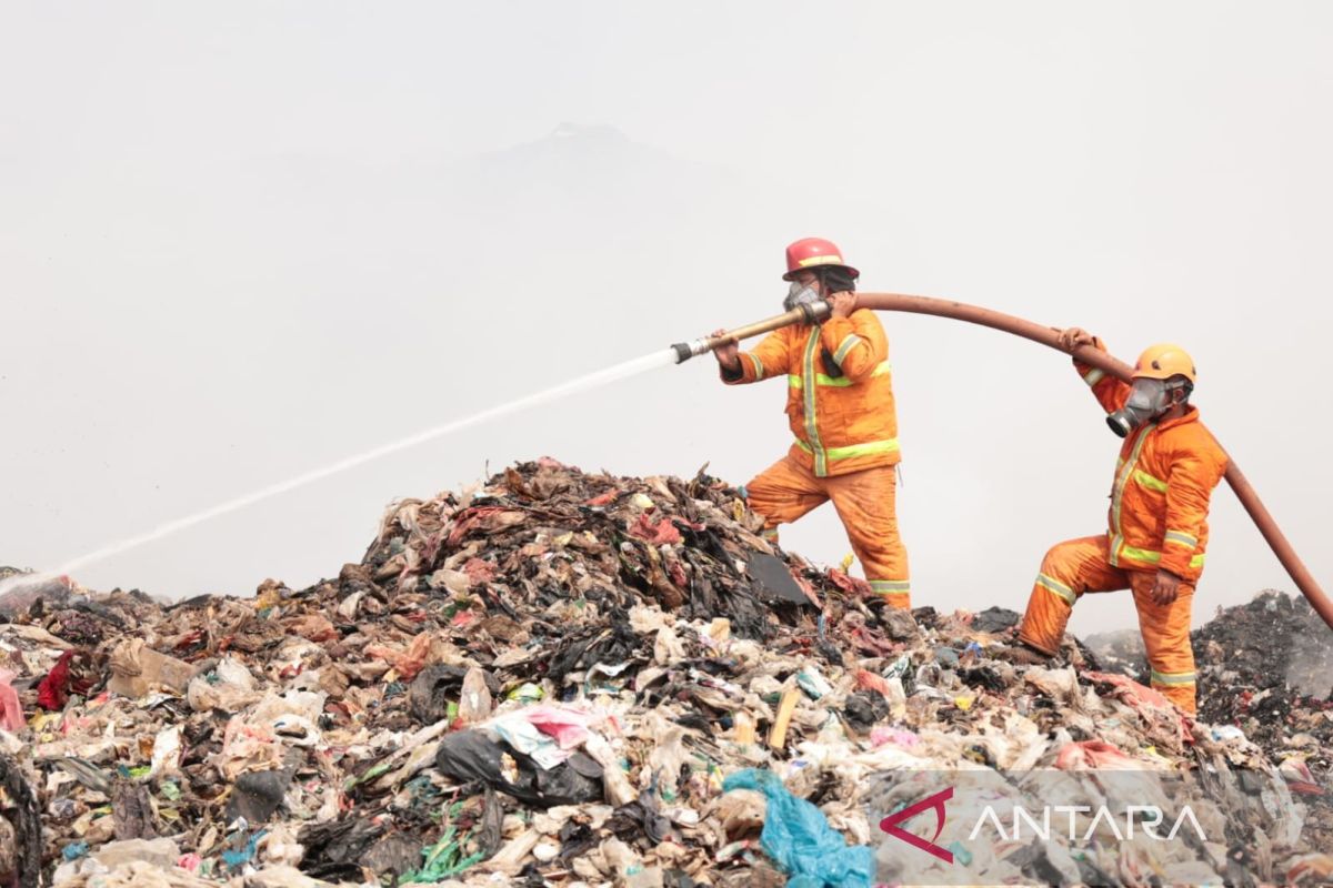 KLH Kerahkan 30 Personel Manggala Agni ke TPA Jatiwaringin, Api di Timbunan Sampah Setinggi 30 Meter Sulit Dipadamkan