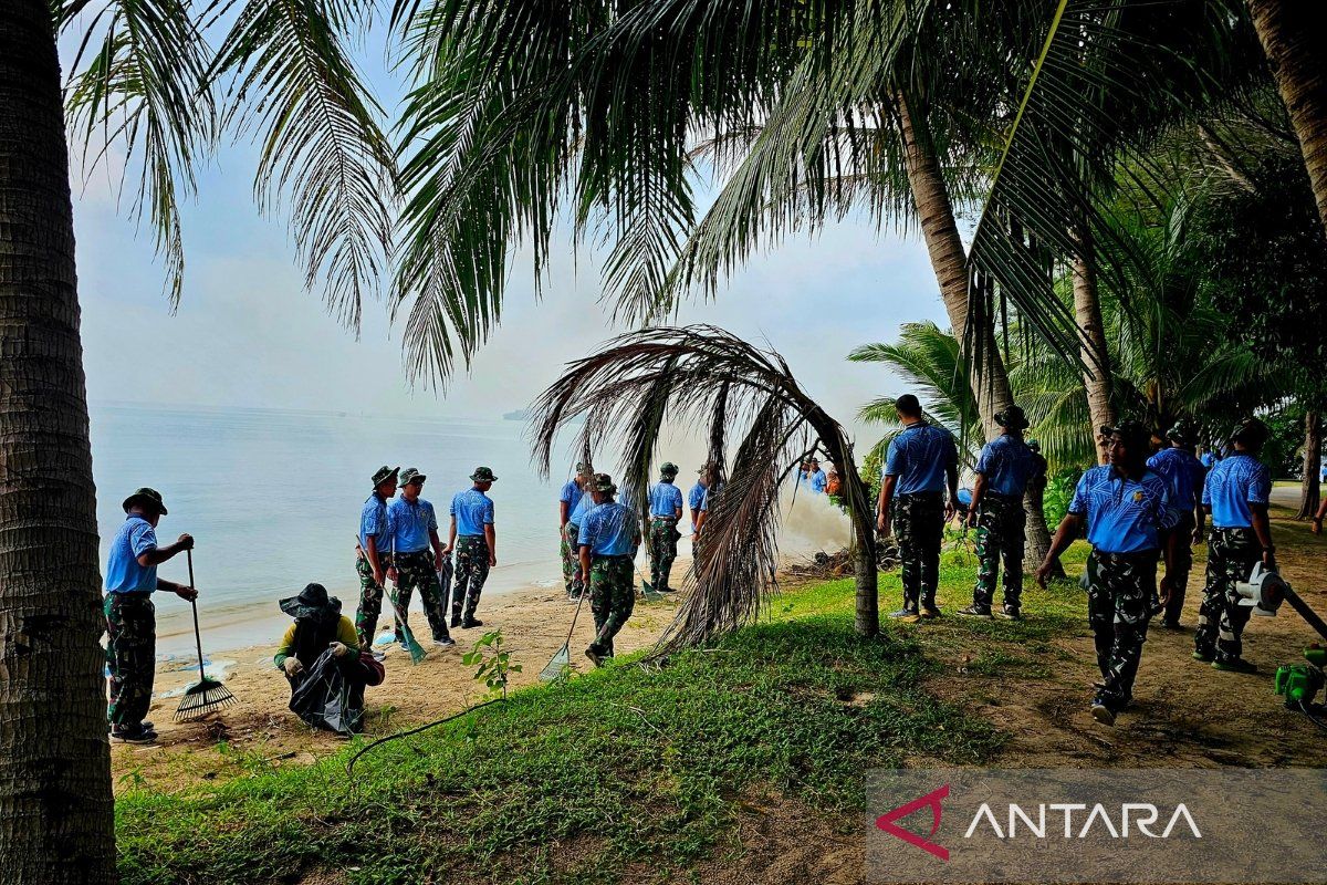 Lanud RSA Natuna Bersihkan Pantai Piwang dan Buka Pengobatan Gratis, Warga Bisa Periksa THT dan Gigi