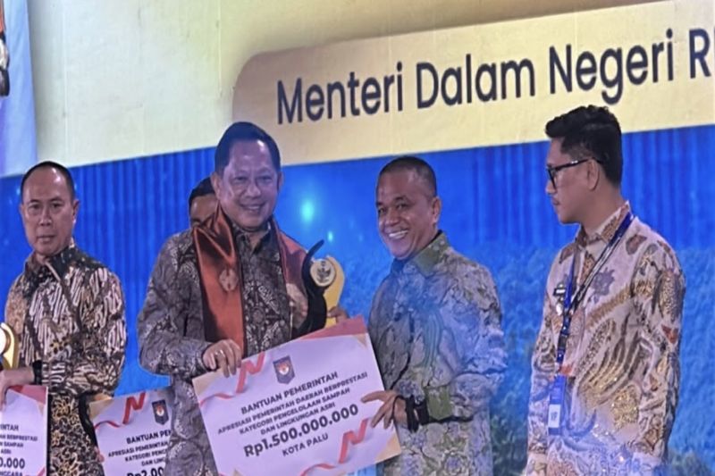 Pemkot Palu Raih Penghargaan Nasional Pengelolaan Sampah dan Lingkungan Asri dari Kemendagri