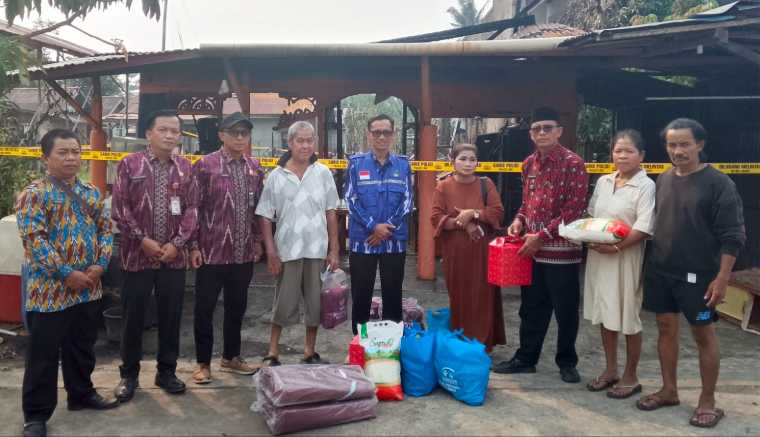 Pemkab Mempawah Salurkan Bantuan Sembako ke 3 KK Korban Kebakaran di Wajok Hulu, Kerugian Capai Rp300 Juta
