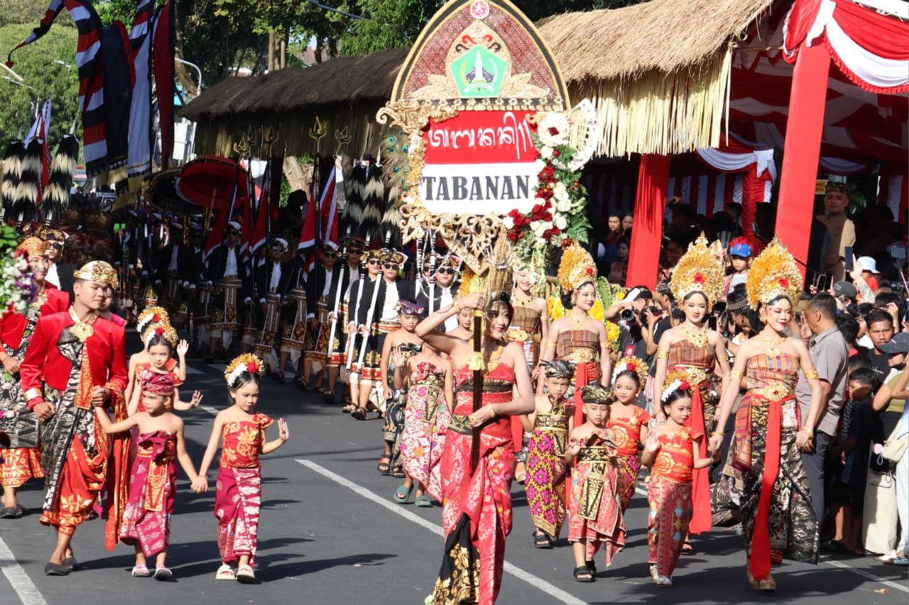 Duta Tabanan Tampilkan Okokan hingga Barong Tri Murti di Pawai Pembukaan PKB XLVIII 2026, Bupati Apresiasi Seniman