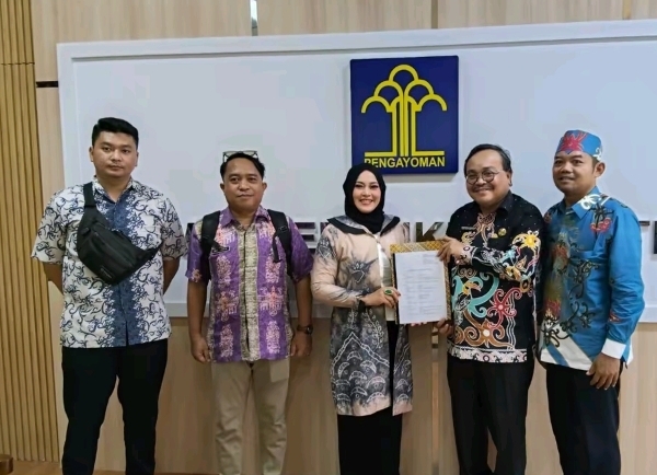 Disduckapil Kapuas Kantongi Hak Cipta Aplikasi SIMPEL WA, Warga Urus KK-KTP via WhatsApp Tanpa ke Kantor