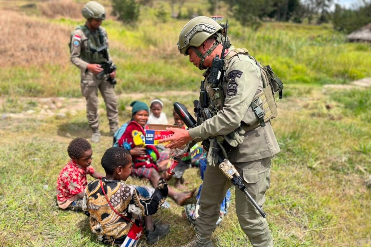 Satgas ODC Patroli Kaki di Ilaga Puncak Papua Tengah, Anak-anak Sambut Gembira saat Diberi Makanan Ringan