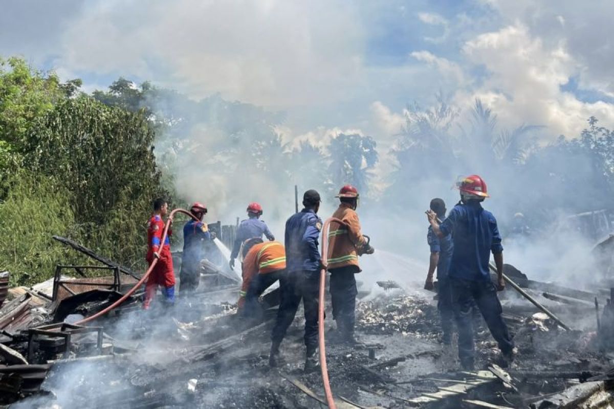 Damkar Kendari Kerahkan 4 Armada Padamkan Kebakaran 2 Rumah di Lorong PDAM, Kerugian Capai Rp350 Juta