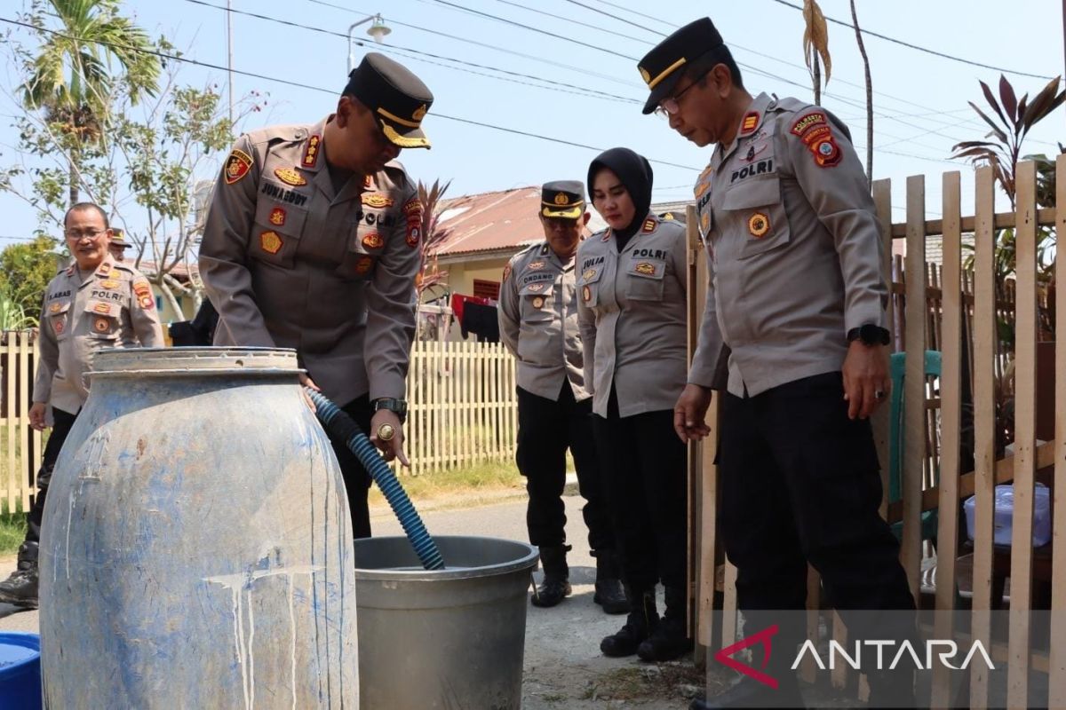 Polresta Gorontalo Kota Salurkan 5.000 Liter Air Bersih ke Warga Kelurahan Ipilo dan Padebuolo