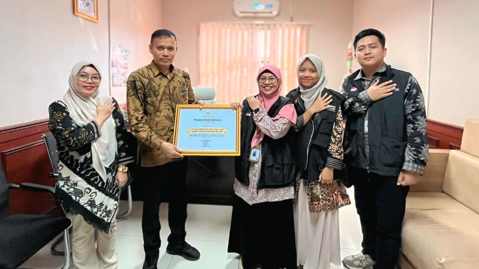 LKC Dompet Dhuafa Sumsel Dapat Penghargaan dari Bupati Muara Enim Berkat Program Kawasan Sehat di Desa Pagar Dewa