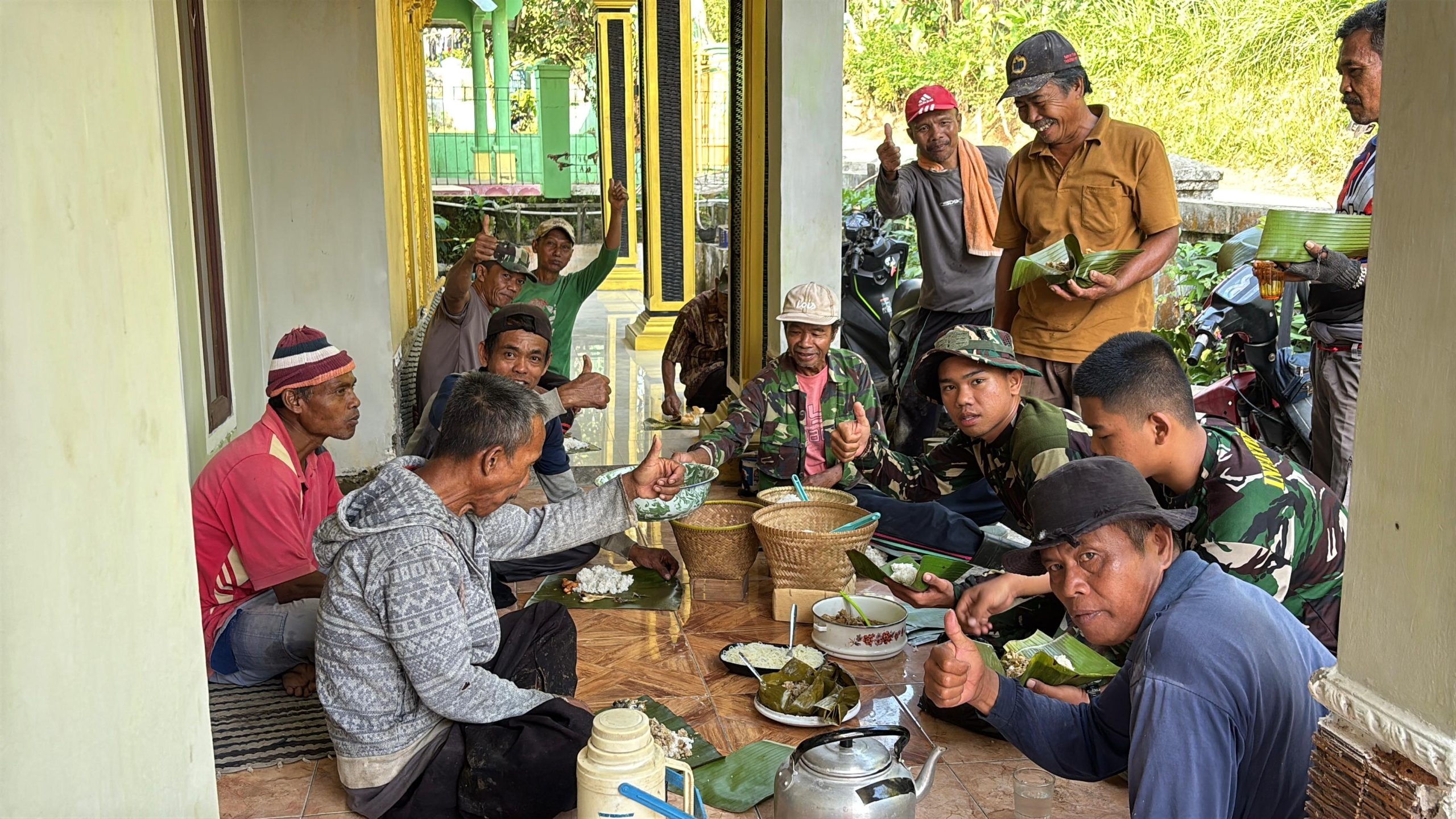 Satgas TMMD Ke-129 di Tasikmalaya Bangun Tembok Penahan Tanah, Akhiri dengan Makan Siang Bersama Warga