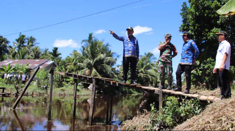 Wabup Mempawah Juli Suryadi Turun Langsung ke Jembatan Putus di Segedong, Instruksikan Bangun Darurat