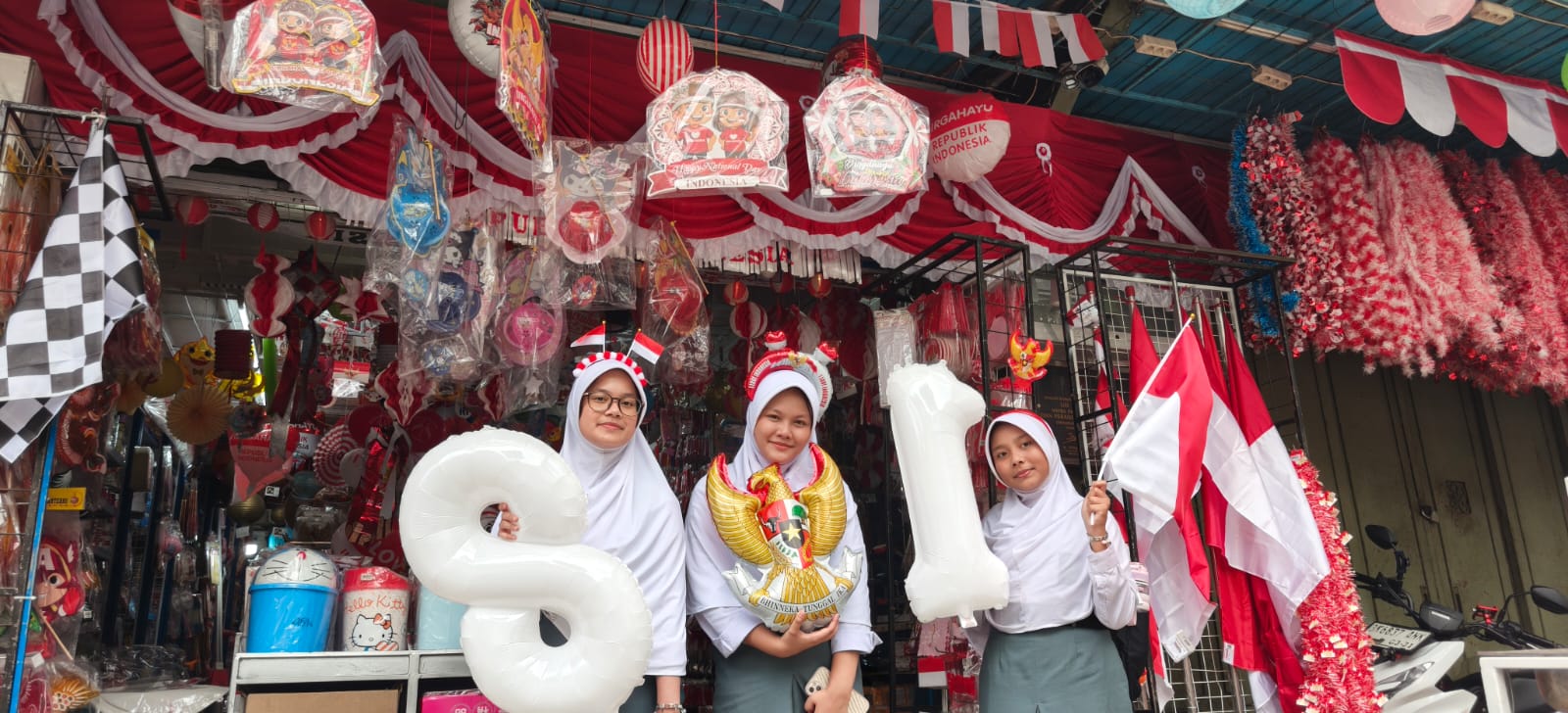 Jelang HUT Ke-81 RI, Pelajar dan Warga Medan Serbu Toko Acai Jaya untuk Hiasan Dekorasi Kemerdekaan