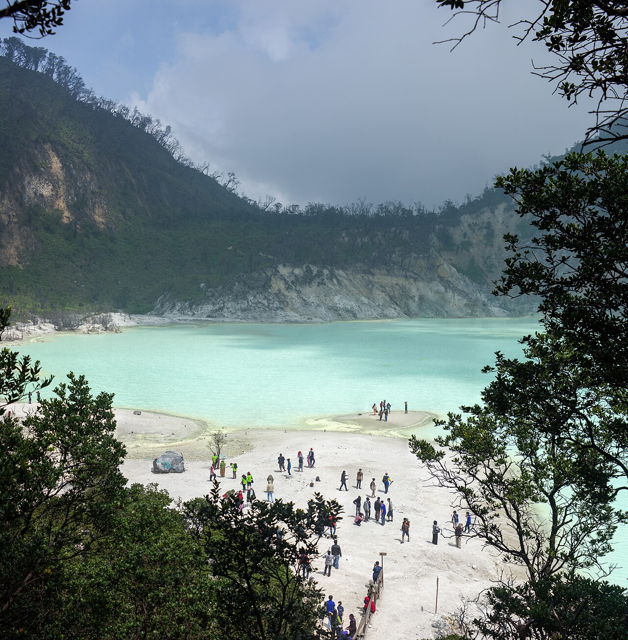 Pesona Kawah Putih Ciwidey, Destinasi Wisata Alam Ikonik di Jawa Barat